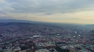 Havadan çekilmiş görüntüler. İnsansız hava aracı Tiflis Georgia şehir merkezinin üzerinde uçuyor. Rike Park, River Kura, Fütürist Sergi Salonu ve Müzik Konseri. Barış Köprüsü. Güzel eski şehir manzarası 