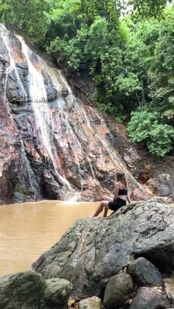Hermosa Cascada Namuang Escondida Medio Exuberante Selva Koh Samui Tailandia — Vídeos de Stock
