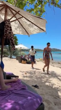  Koh Samui, Tayland 'da kumlu bir sahilde sahil restoranı. Neşeli insanlar otelde kahvaltıdan hoşlanırlar. Koh Samui - 21 Mayıs 2023