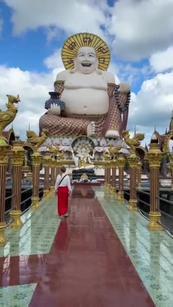 Caminhada Feminina Templo Wat Plai Laem Com Estátua Guanyin Koh — Vídeo de Stock