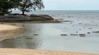 Sahilin güzel 4K görüntüleri ve Tayland 'da Koh Samui sahilinde benzersiz kaya özellikleri.. 
