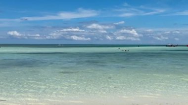 Sahilin güzel 4K görüntüleri ve Tayland 'da Koh Samui sahilinde benzersiz kaya özellikleri.. 