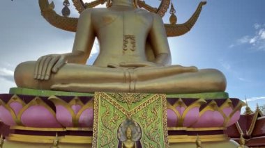 Koh Samui, Tayland 'daki Guanyin heykelinin bulunduğu Wat Plai Laem Tapınağı' nda kadın yürüyüşü..