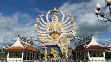 Koh Samui, Tayland 'daki Guanyin heykelinin bulunduğu Wat Plai Laem Tapınağı' nda kadın yürüyüşü..