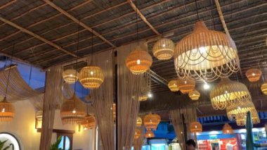 Bo Phut Tayland 'ın Balıkçı Köyü' ndeki sahilde restoran. Koh Samui - 14 Ağustos 2023.