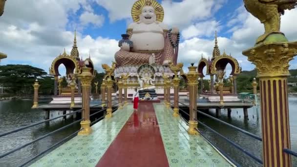 Caminhada Feminina Templo Wat Plai Laem Com Estátua Guanyin Koh — Vídeo de Stock