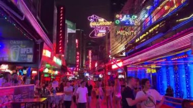 Soi Kovboy Sokağı 'nda parlak neon tabelalar. Erotik Red Light bölgesinde gece hayatı. Aydınlatılmış barlar ve yetişkin striptiz kulüpleri. Gece hayatı turist eğlencesi. Bangkok, Tayland - 25 Ekim 2023.
