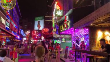 Soi Kovboy Sokağı 'nda parlak neon tabelalar. Erotik Red Light bölgesinde gece hayatı. Aydınlatılmış barlar ve yetişkin striptiz kulüpleri. Gece hayatı turist eğlencesi. Bangkok, Tayland - 25 Ekim 2023.