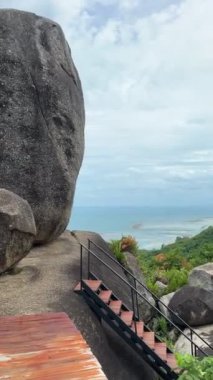 Koh Samui, Tayland 'da çakışan taş. Samui, Tayland 'ın nefes kesici güzelliğini, ikonik çakışan taşın çarpıcı görüntüleriyle keşfedin. Kendini deniz taşının doğal harikasına daldır..