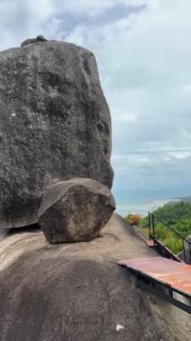 Koh Samui, Tayland 'da çakışan taş. Samui, Tayland 'ın nefes kesici güzelliğini, ikonik çakışan taşın çarpıcı görüntüleriyle keşfedin. Kendini deniz taşının doğal harikasına daldır..