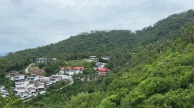 Koh Samui, Tayland 'daki Çakışan Taş' tan inanılmaz bir manzara. Samui, Tayland 'ın nefes kesici güzelliğini, ikonik çakışan taşın çarpıcı görüntüleriyle keşfedin..