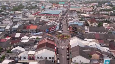 Phuket Old Town 'ın gün batımında Phuket, Tayland' daki hava manzarası. Phuket Towns Eski Şehir, büyüleyici insansız hava aracı görüntüleriyle, tarihi cazibesini sergiliyor. Phuket Town, Tayland - 10 Mayıs 2023