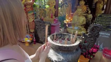 Beyaz kadınlar Wat Arun Bangkok, Tayland 'daki Budist tapınağında dua ediyorlar.. 