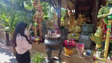 Taylandlı kadın Wat Arun Bangkok, Tayland 'da bir Budist tapınağında dua ediyor. Bangkok, Tayland - 3 Ağustos 2023. 