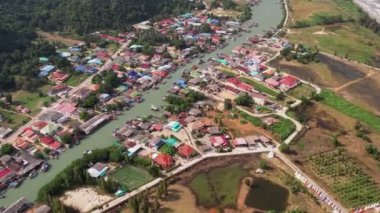 4K kireçtaşı kayaları, ormanlar ve Tayland 'daki Phraya Nakhon Mağarası yakınlarında hava temizleyicisi olan bir karides çiftliği görüntüsü. Uluslararası pazara sürekli büyüyen su ürünleri ihraç edilmektedir..