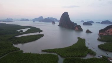 Phang Nga Körfezi 4K Samet Nangshe Bakış açısı videosu Phuket yakınlarında, Güney Tayland 'da. Güneydoğu Asya seyahati, gezi ve yaz tatili drone fotoğrafçılığı.
