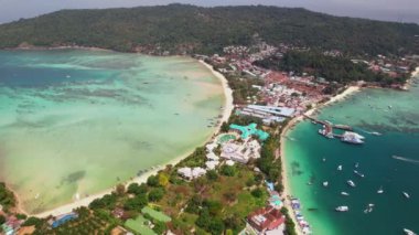 Koh Phi Phi, Krabi Tayland 'daki Ton Sai Plajı' nın havadan görünüşü. Phi Phi Don adası güneşli bir günde insansız hava aracından. 4K videosu yavaş çekimde.