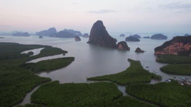 Phang Nga Körfezi 4K Samet Nangshe Bakış açısı videosu Phuket yakınlarında, Güney Tayland 'da. Güneydoğu Asya seyahati, gezi ve yaz tatili drone fotoğrafçılığı.