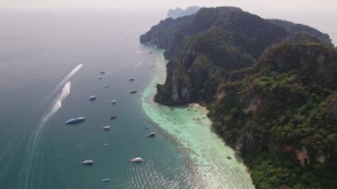 Koh Phi Phi, Krabi Tayland 'daki Ton Sai Plajı' nın havadan görünüşü. Phi Phi Don adası güneşli bir günde insansız hava aracından. 4K videosu yavaş çekimde.