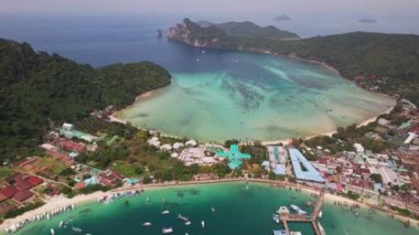 Koh Phi Phi, Krabi Tayland 'daki Ton Sai Plajı' nın havadan görünüşü. Phi Phi Don adası güneşli bir günde insansız hava aracından. 4K videosu yavaş çekimde.