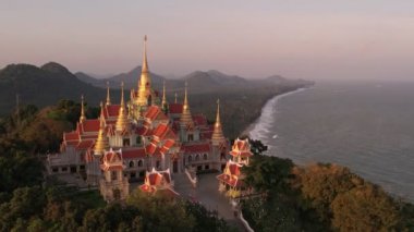 Wat Tang Sai 'nin hava görüntüsü. Thongchai dağının tepesindeki güzel tapınak, Prachuap Khirikhan, Tayland.