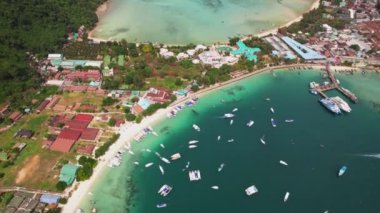 Koh Phi Phi, Krabi Tayland 'daki Ton Sai Plajı' nın havadan görünüşü. Phi Phi Don adası güneşli bir günde insansız hava aracından. 4K videosu yavaş çekimde.