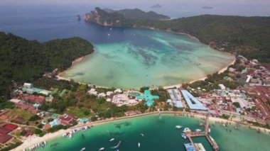 Koh Phi Phi, Krabi Tayland 'daki Ton Sai Plajı' nın havadan görünüşü. Phi Phi Don adası güneşli bir günde insansız hava aracından. 4K videosu yavaş çekimde.