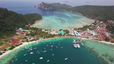 Koh Phi Phi, Krabi Tayland 'daki Ton Sai Plajı' nın havadan görünüşü. Phi Phi Don adası güneşli bir günde insansız hava aracından. 4K videosu yavaş çekimde.