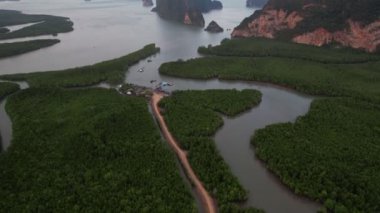 Phang Nga Körfezi 4K Samet Nangshe Bakış açısı videosu Phuket yakınlarında, Güney Tayland 'da. Güneydoğu Asya seyahati, gezi ve yaz tatili drone fotoğrafçılığı.