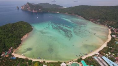 Koh Phi Phi, Krabi Tayland 'da kristal berrak turkuaz su. Phi Phi Don adası güneşli bir günde insansız hava aracından. 4K videosu yavaş çekimde.