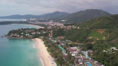 Tayland, Phuket 'teki Kata, Kata Noi ve Karon Sahili' nin güzel manzaralı 4K hava manzarası.