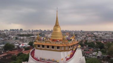 Bangkok 'taki Wat Sa Ket Ratchaworamahawihan' ın insansız hava aracı görüntüsü. Altın Dağ Tapınağı. Nefes kesici insansız hava aracı görüntüleri, yüksek kulelerini, dingin çevresini ve panoramik manzaralarını kaydediyor..