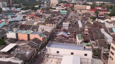 Phuket Old Town 'ın gün batımında Phuket, Tayland' daki hava manzarası. Phuket Towns Eski Şehir, büyüleyici drone görüntüleriyle, tarihi cazibesini sergiliyor..