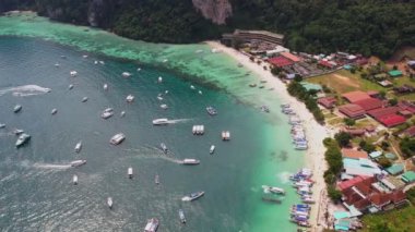 Koh Phi Phi, Krabi Tayland 'daki Ton Sai Plajı' nın havadan görünüşü. Phi Phi Don adası güneşli bir günde insansız hava aracından. 4K videosu yavaş çekimde.
