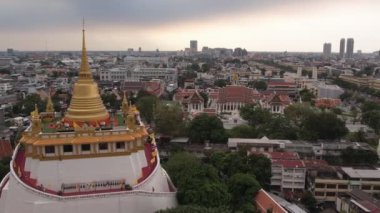 Bangkok 'taki Wat Sa Ket Ratchaworamahawihan' ın insansız hava aracı görüntüsü. Altın Dağ Tapınağı. Nefes kesici insansız hava aracı görüntüleri, yüksek kulelerini, dingin çevresini ve panoramik manzaralarını kaydediyor..