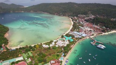Koh Phi Phi, Krabi Tayland 'daki Ton Sai Plajı' nın havadan görünüşü. Phi Phi Don adası güneşli bir günde insansız hava aracından. 4K videosu yavaş çekimde.