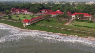 Hua Hins Mrigadayavan Sarayı çarpıcı insansız hava aracı görüntüleriyle sahilin güzelliğini, tarihsel önemini ve karmaşık Tayland mimarisini gözler önüne seriyor. Okyanus kıyısındaki kraliyet inzivasına bir bakış..