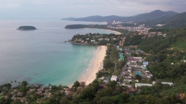 Tayland, Phuket 'teki Kata, Kata Noi ve Karon Sahili' nin güzel manzaralı 4K hava manzarası.