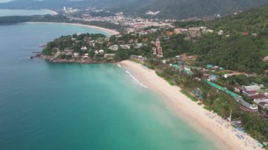 Tayland, Phuket 'teki Kata, Kata Noi ve Karon Sahili' nin güzel manzaralı 4K hava manzarası.