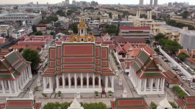 Bangkok Tayland 'daki Wat Ratchanatdaram Worawihan tapınağının havadan görünüşü. İkonik Loha Prasat 'ın çarpıcı görüntüleriyle tapınak, karmaşık kuleler ve zengin mimari güzelliği yavaş çekimde sıcak 4K