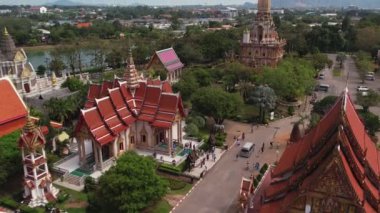 Wat Chalong 'un insansız hava aracı görüntüsü Phuket, Tayland' ın en önemli tapınağıdır. 4K ve yavaş çekimde video.