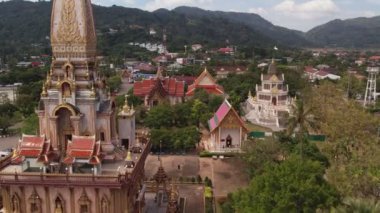 Wat Chalong 'un insansız hava aracı görüntüsü Phuket, Tayland' ın en önemli tapınağıdır. 4K ve yavaş çekimde video.