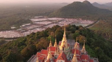 Wat Tang Sai 'nin hava görüntüsü. Thongchai dağının tepesindeki güzel tapınak, Prachuap Khirikhan, Tayland.