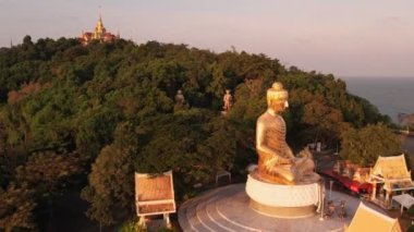 Wat Tang Sai 'nin hava görüntüsü. Thongchai dağının tepesindeki güzel tapınak, Prachuap Khirikhan, Tayland.