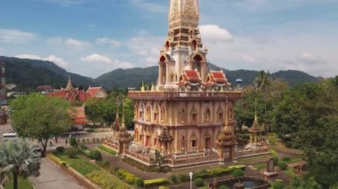 Wat Chalong 'un insansız hava aracı görüntüsü Phuket, Tayland' ın en önemli tapınağıdır. 4K ve yavaş çekimde video.