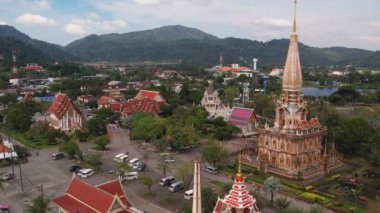 Wat Chalong 'un insansız hava aracı görüntüsü Phuket, Tayland' ın en önemli tapınağıdır. 4K ve yavaş çekimde video.