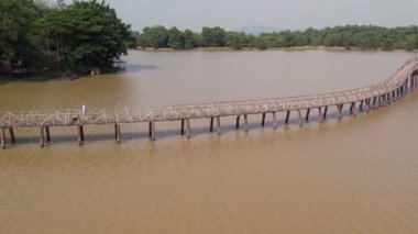 Chumphon, Tayland 'daki Nong Yai Pond ve Tahta Köprüsü' nün 4K yavaş çekim videosu..