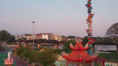 Kanchanaburi 'deki Khwae Nehri' ni geçen ünlü ölüm demiryolu köprüsünün 4K videosu Tayland 'da önemli bir tarihi seyahat alanıdır. Kanchanaburi, Tayland - 23 Mayıs 2023