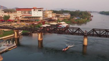 Kanchanaburi 'deki Khwae Nehri' ni geçen ünlü ölüm demiryolu köprüsünün 4K videosu Tayland 'da önemli bir tarihi seyahat alanıdır. Kanchanaburi, Tayland - 23 Mayıs 2023