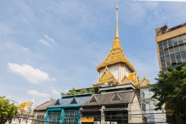 Wat Traimit, mermer ve altından yapılmış uzun uçlu kulesiyle Bangkok, Tayland 'da mavi bir gökyüzü zeminine karşı